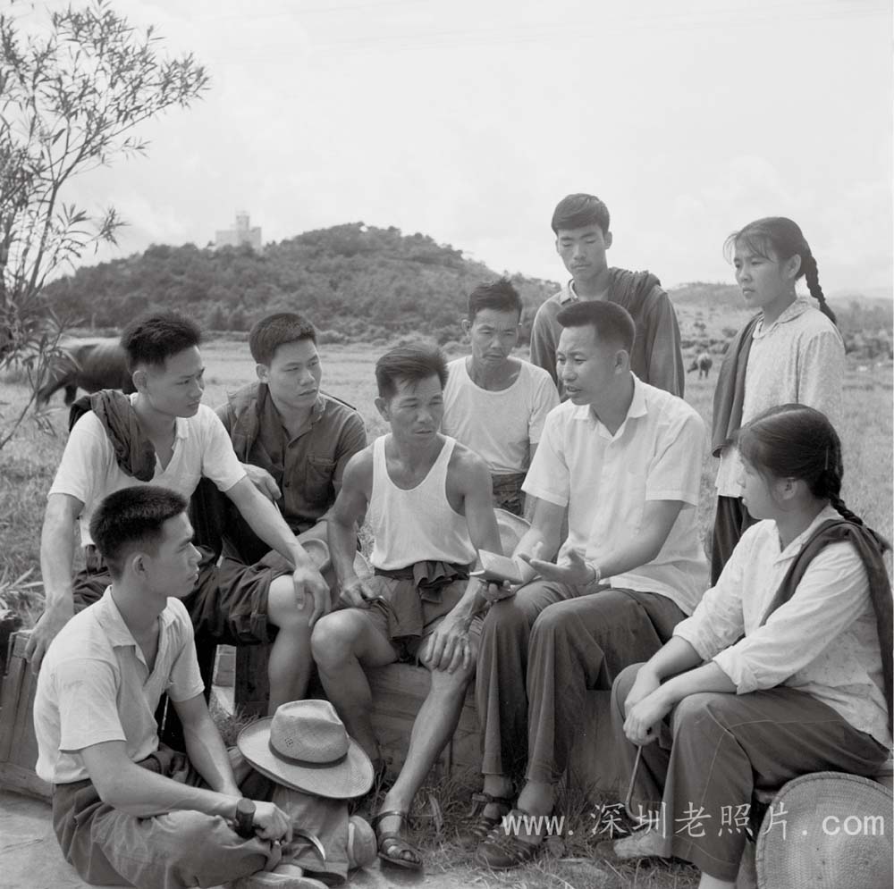 文锦渡队长和民兵分析情况(1974)