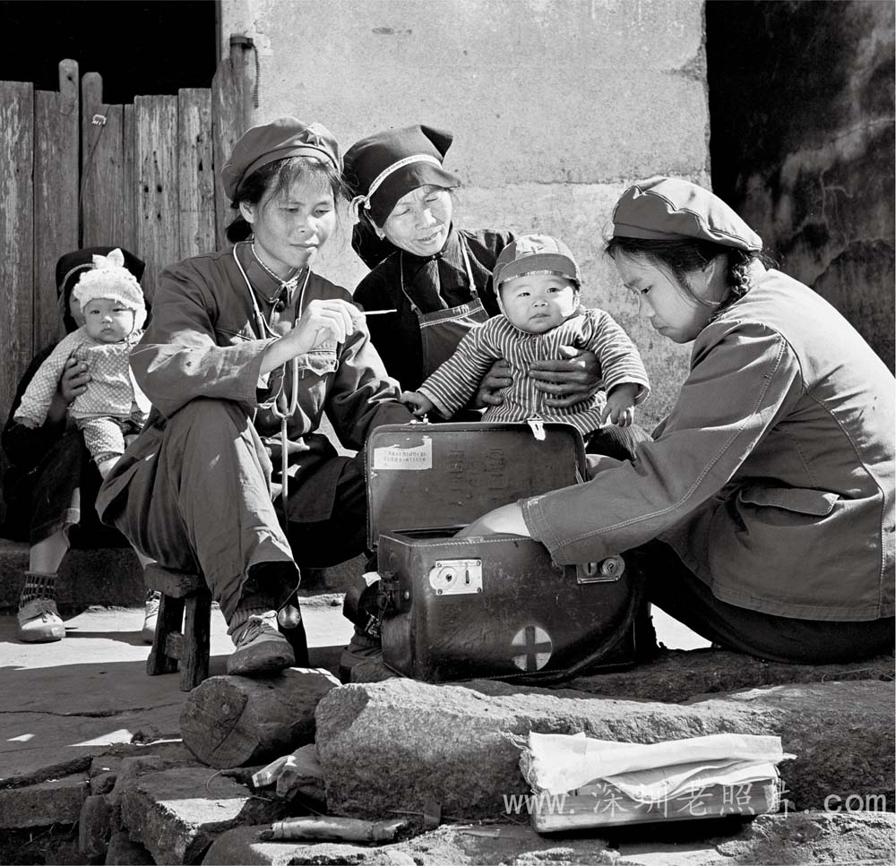 支农军医给社员看病(1975)