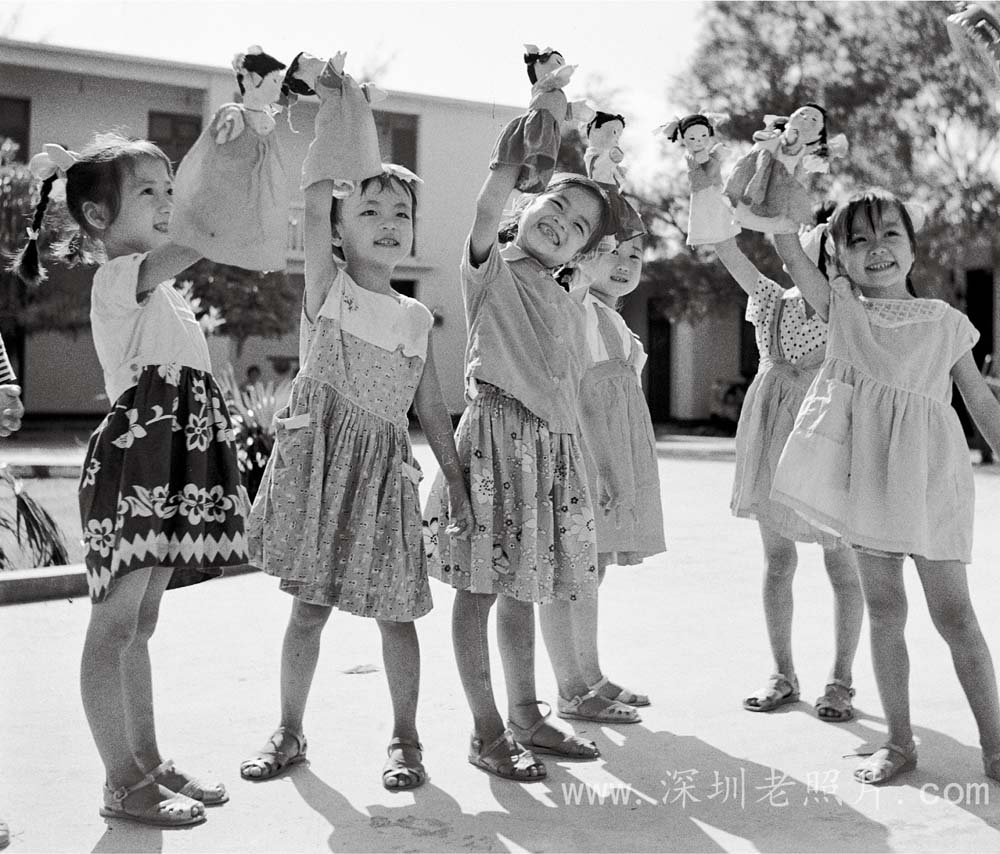 财贸幼儿园小朋友在排练节目(1974)