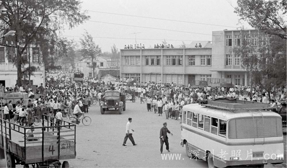 聚集东门候机外逃的大批人群(1977)