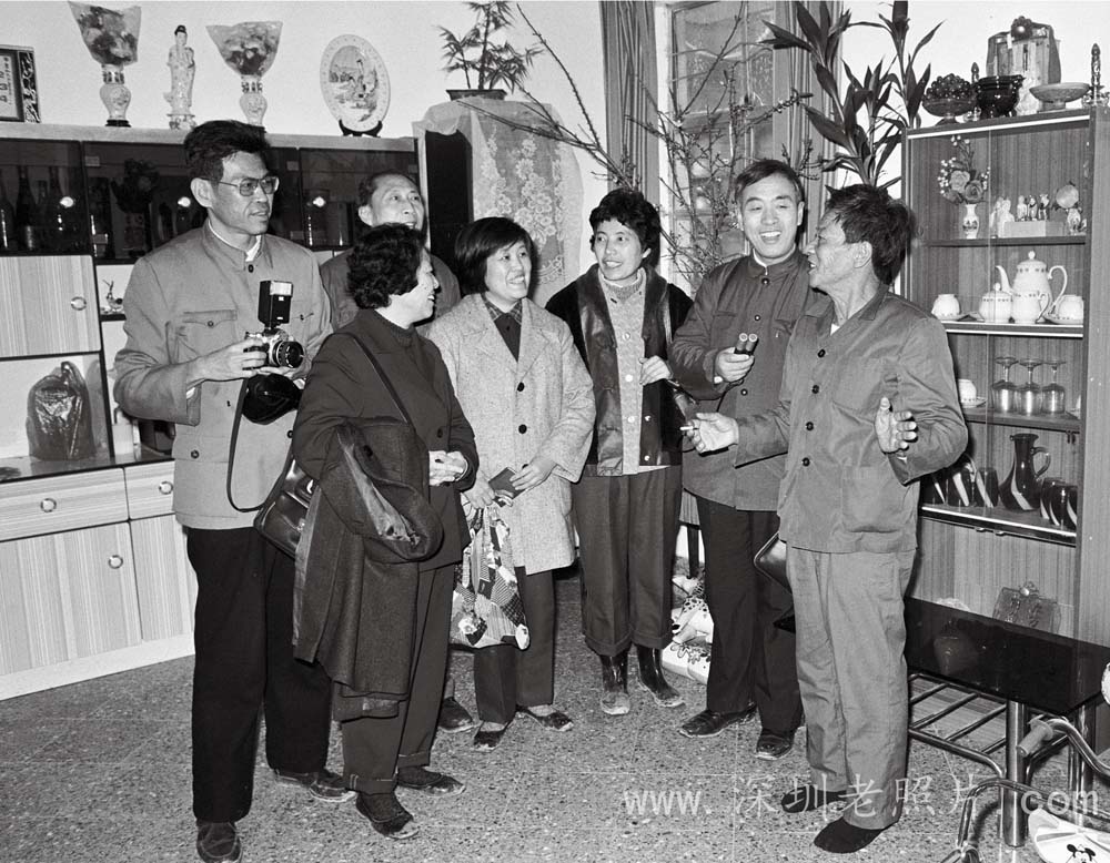 记者采访渔民村(1982)