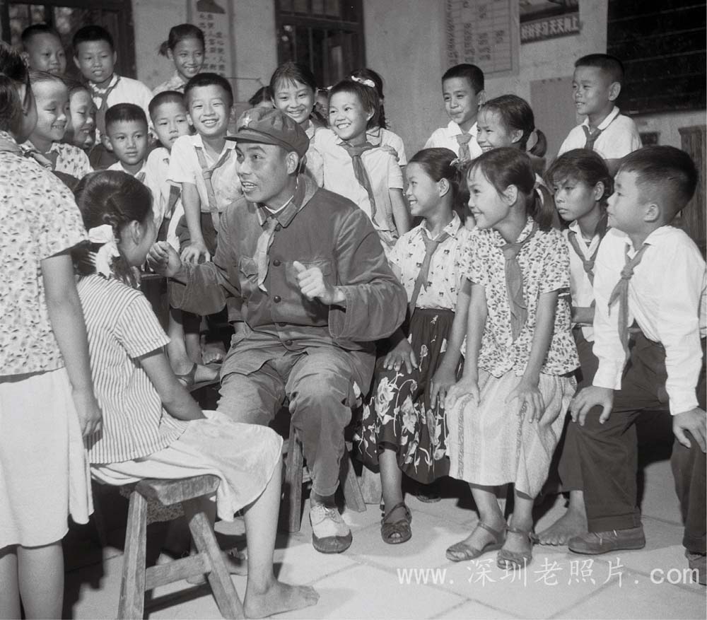 深圳驻军给少年队讲革命传统(1975)