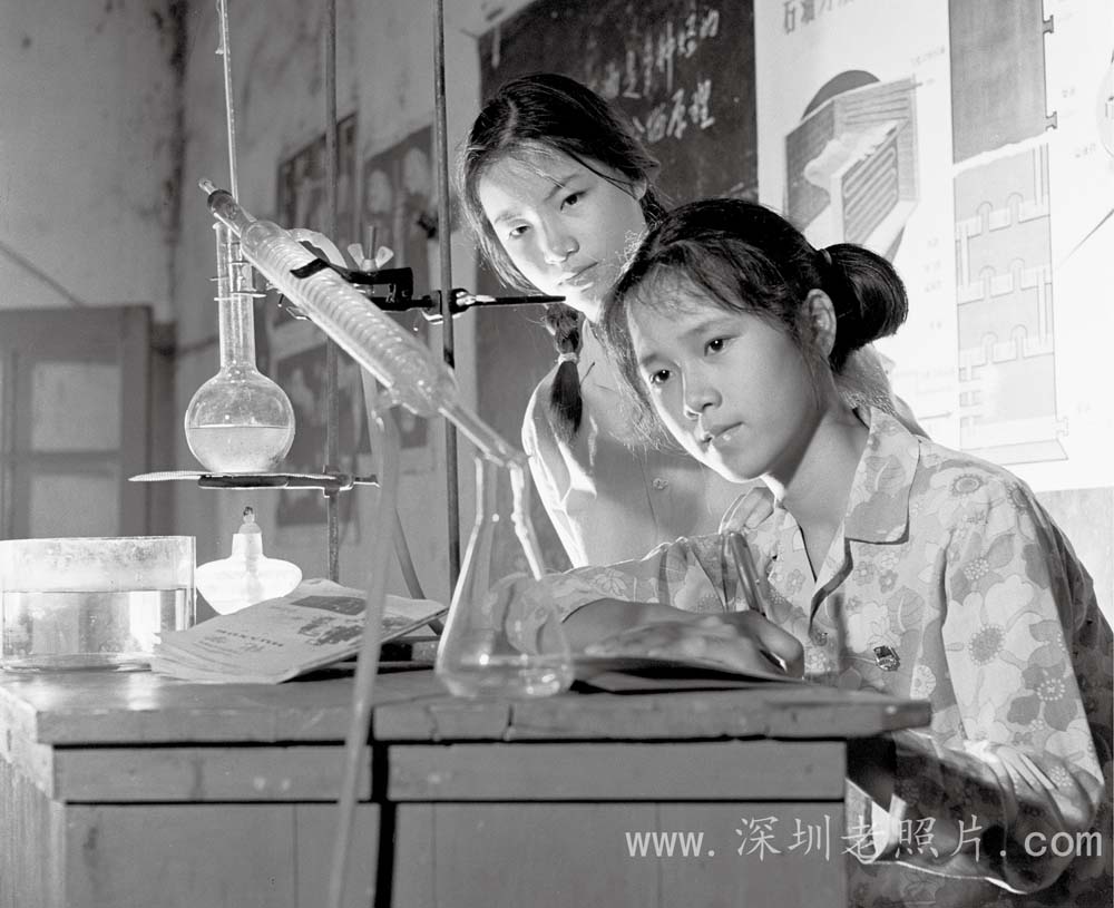 深圳中学生在实验室做实验(1974)