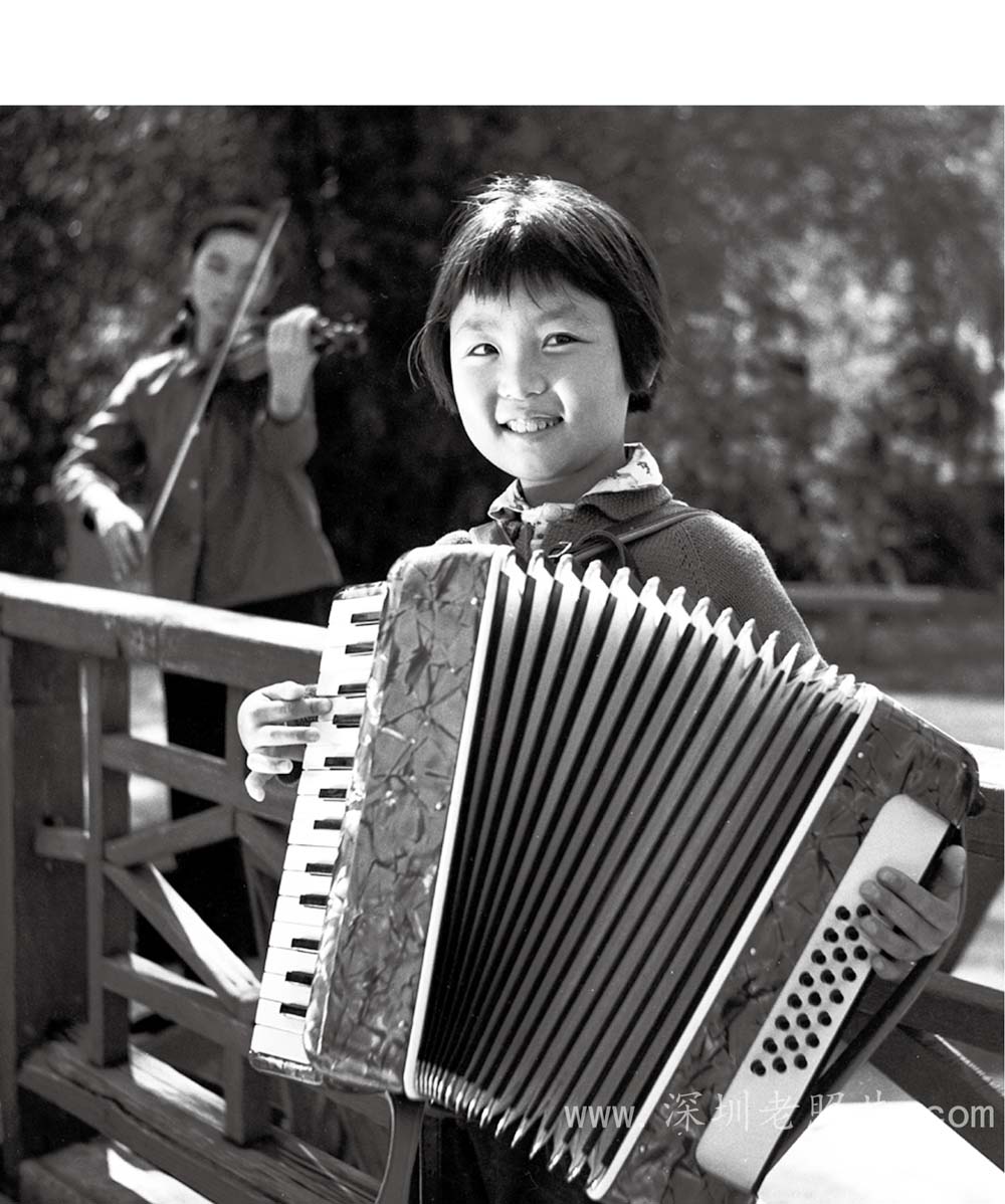 艺校学生练习手风琴(1973)