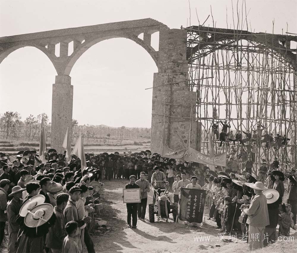 社员在工地热烈欢迎荣获特等奖归来的大队代表(1974)