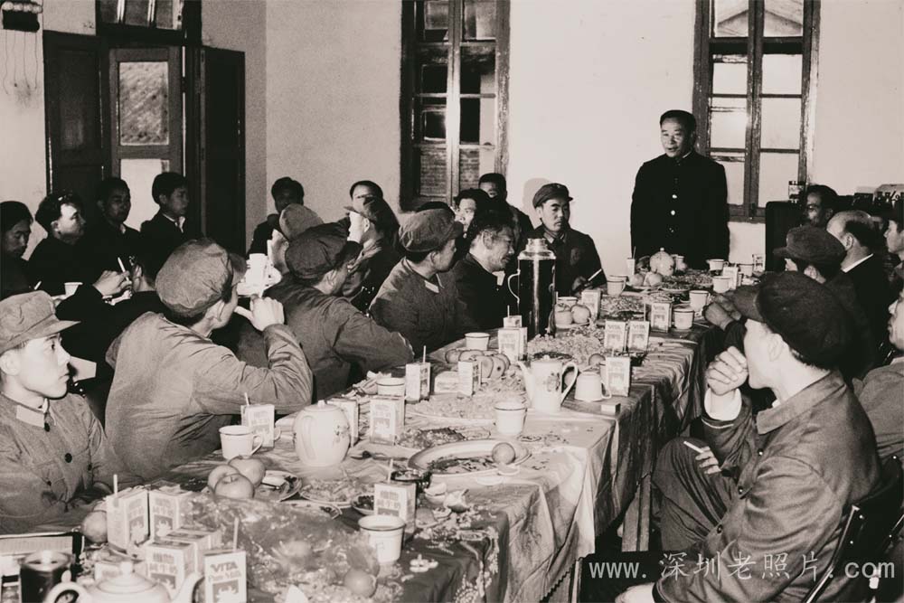 用自己生产的纯牛奶等产品接待来访客人(1982)