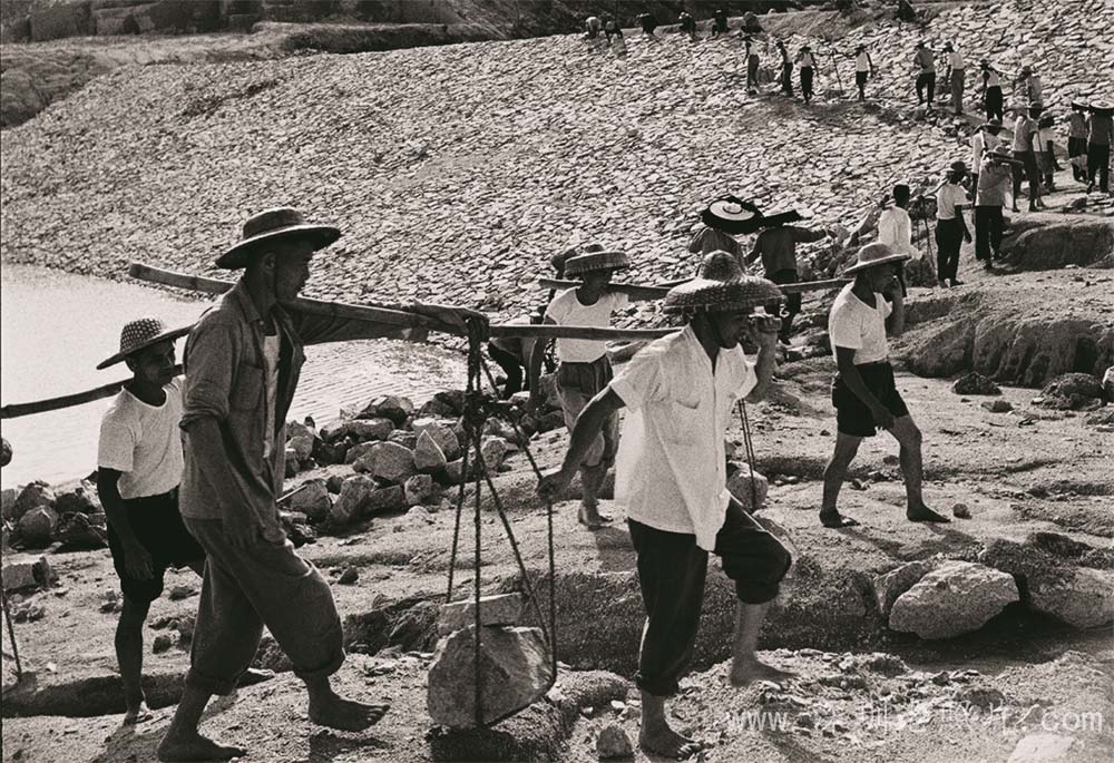 干部社员奋战在水库工地