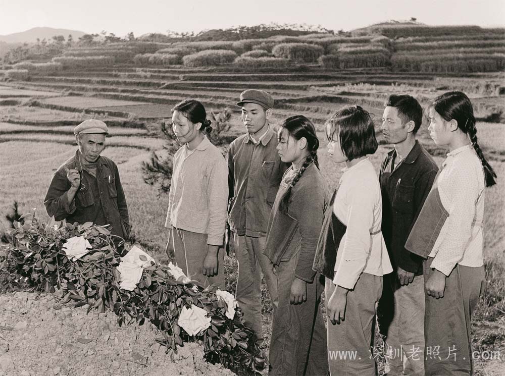 烈士墓前讲传统(1974)