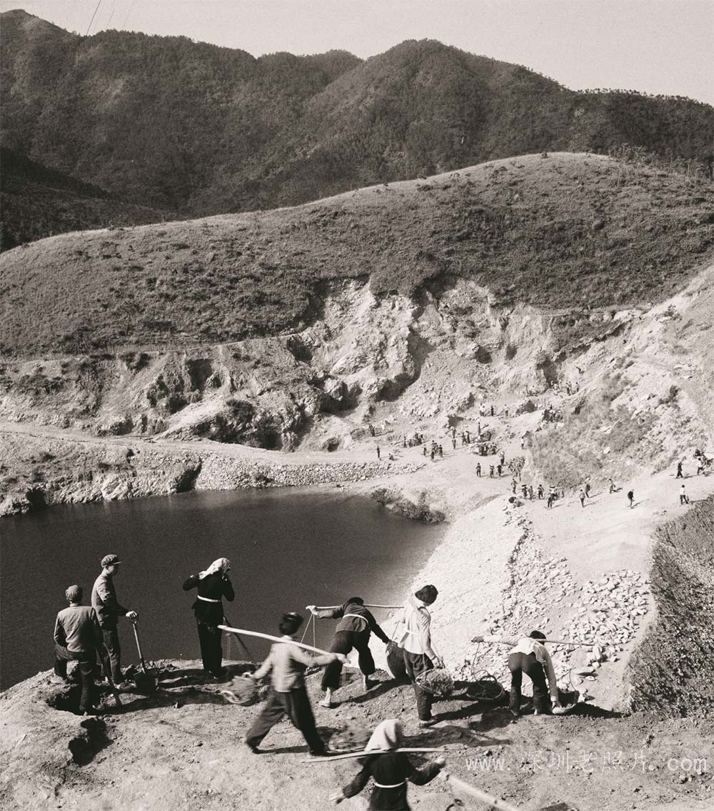 社员在坝面劳动(1974)