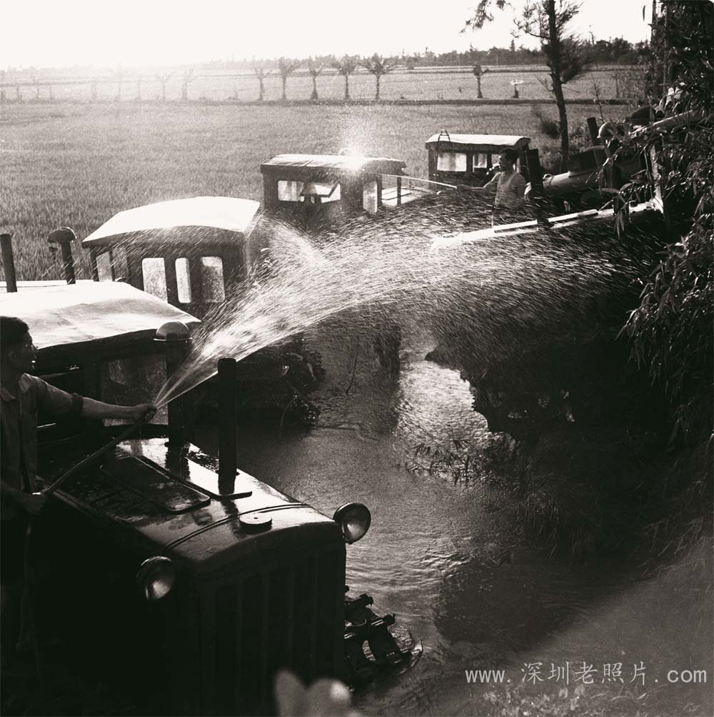 沙井机耕队收工后(1973)