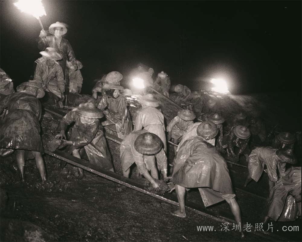 挑灯夜战护堤抗台风(1971)