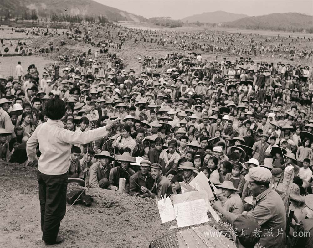 省文艺工作者参加劳动并在休息时现场鼓动(1974)