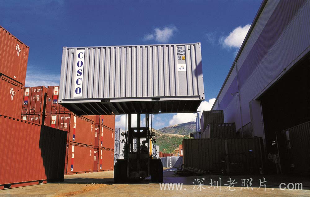 海运集装箱厂投产（1982）