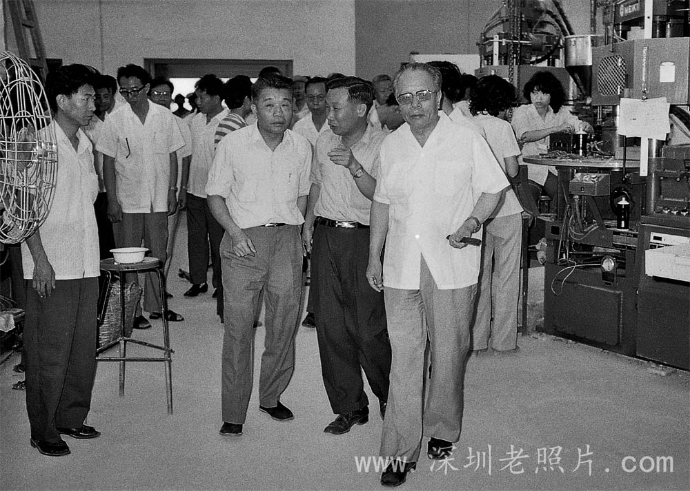 市委书记吴南生陪同省委书记任仲夷视察蛇口工业（1983）