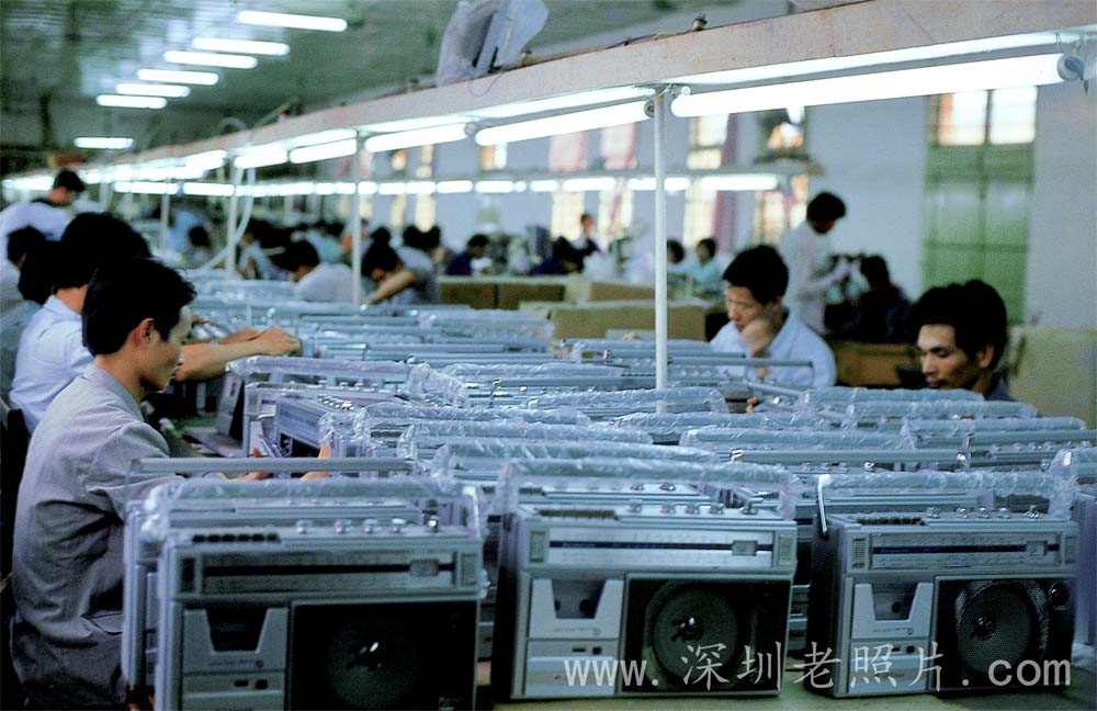 华强电子厂生产收录机的车间（1981）