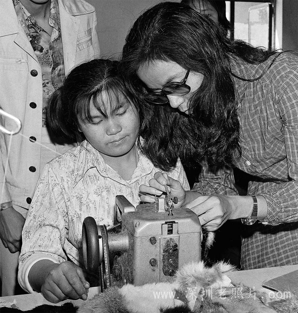 香港技工指导工人操作（1979）