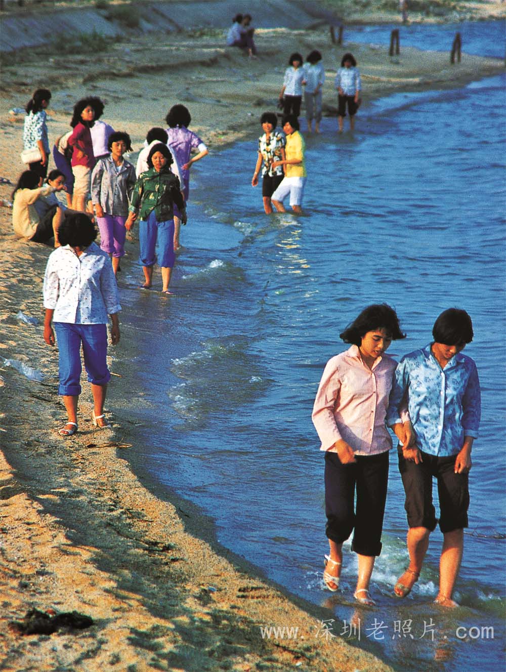 蛇口外来打工妹，下班后在海滩上漫步（1984）