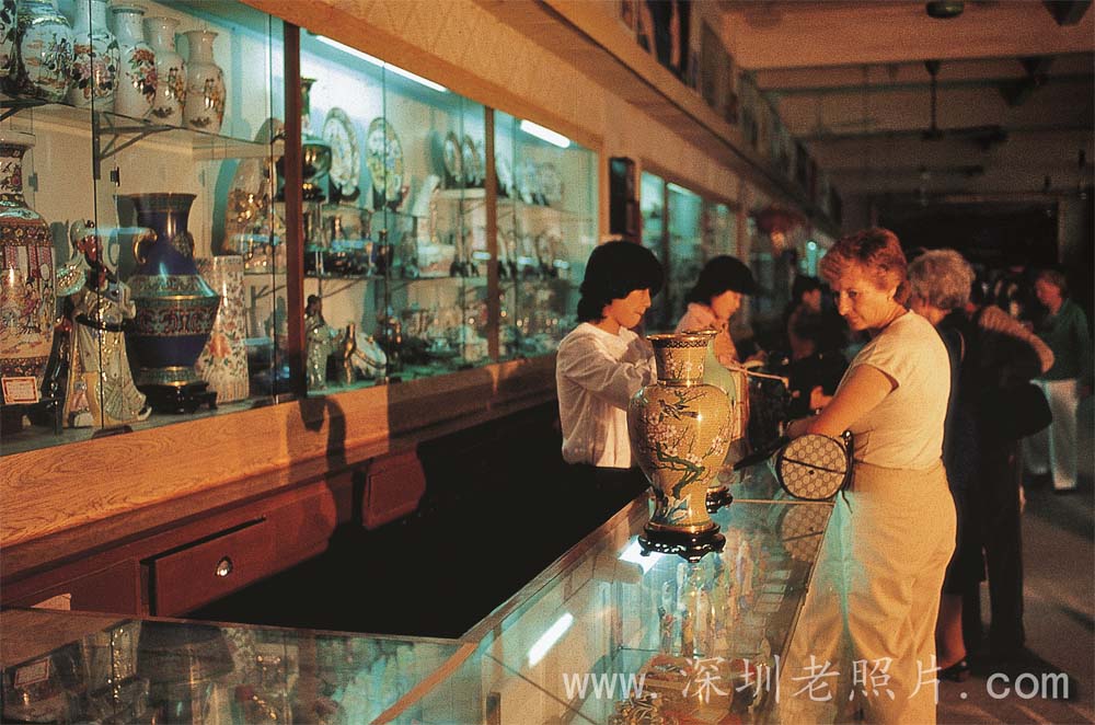 第一个中外合资的文化企业--博雅画廊生意兴隆（1980）