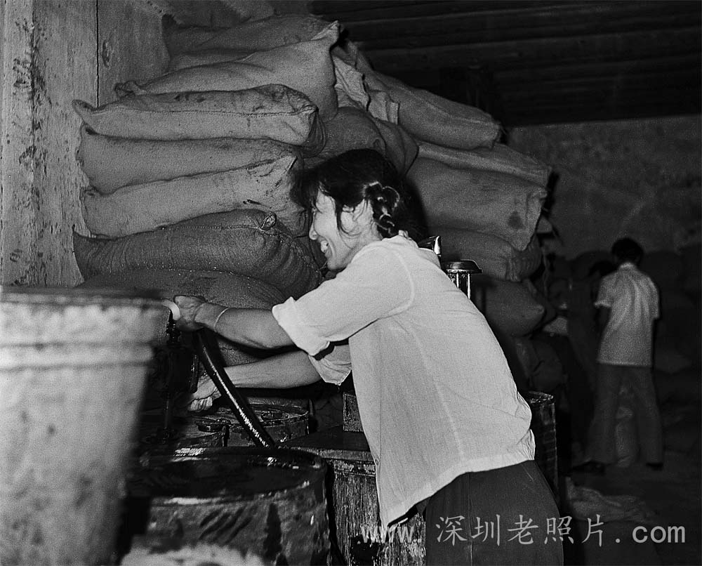 深圳在全国率先取消一切票证（1984.11.1)