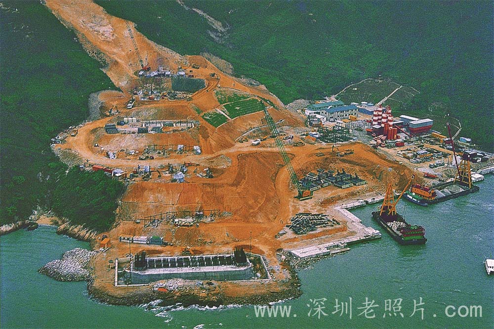 妈湾港正式动工兴建（1985.4.13)