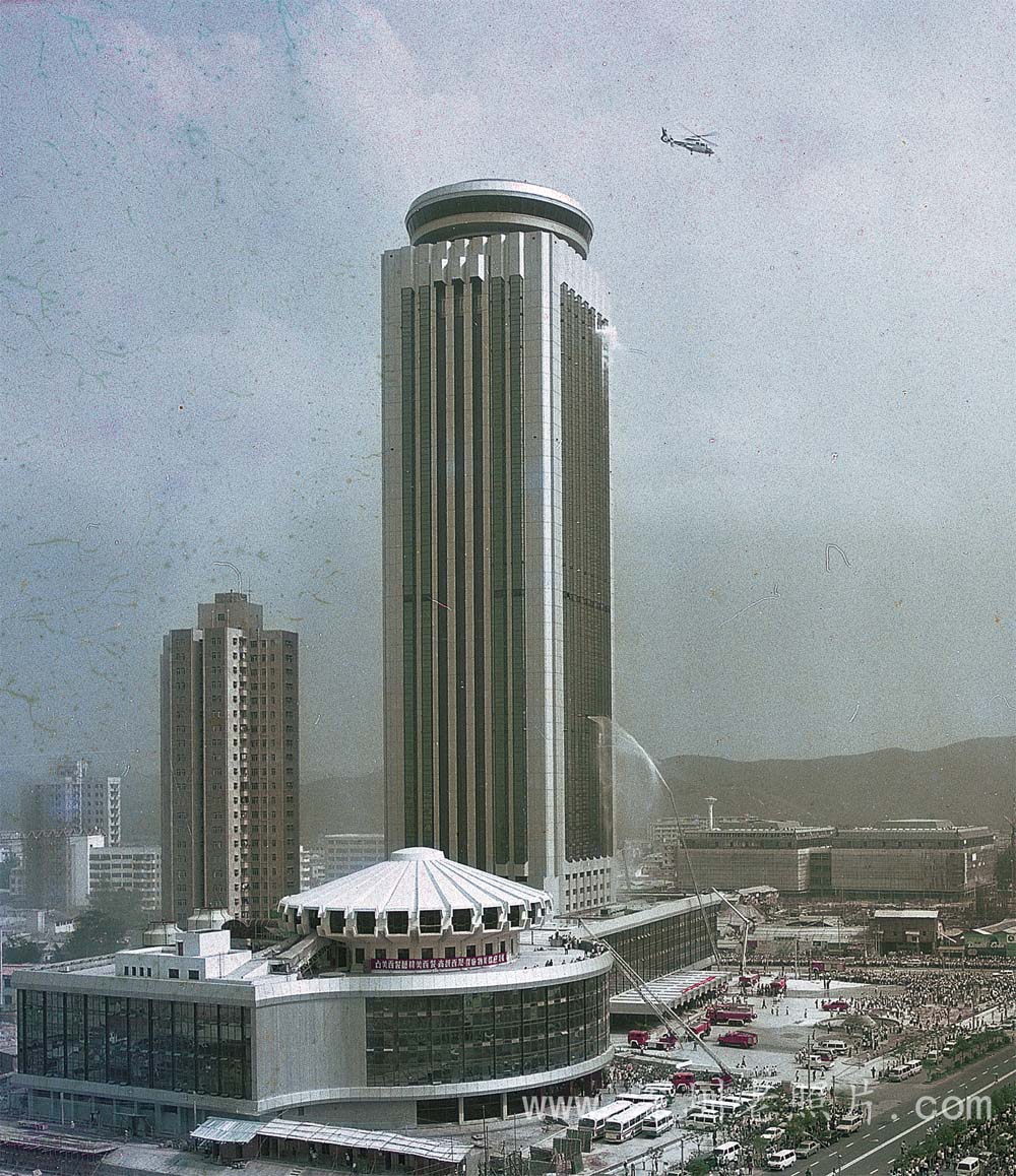 国贸大厦屹立在深圳土地上（1985）