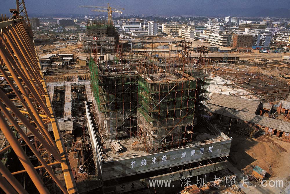 正在建设中的湖心酒店（1982）