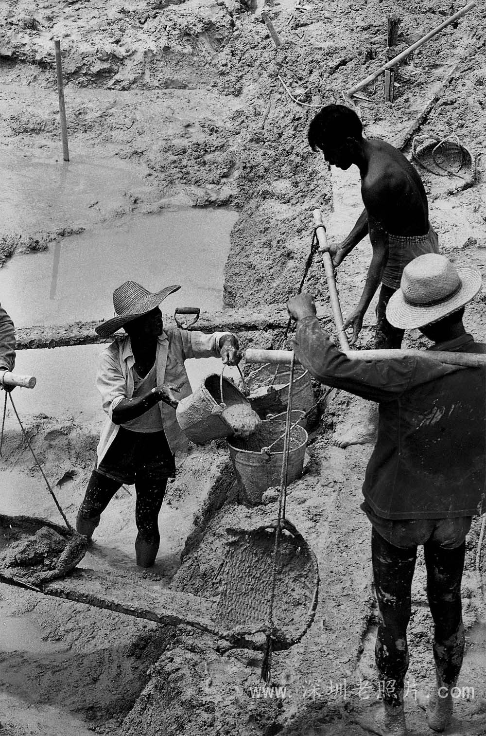 这是工人们在泥塘中奋战（1982）